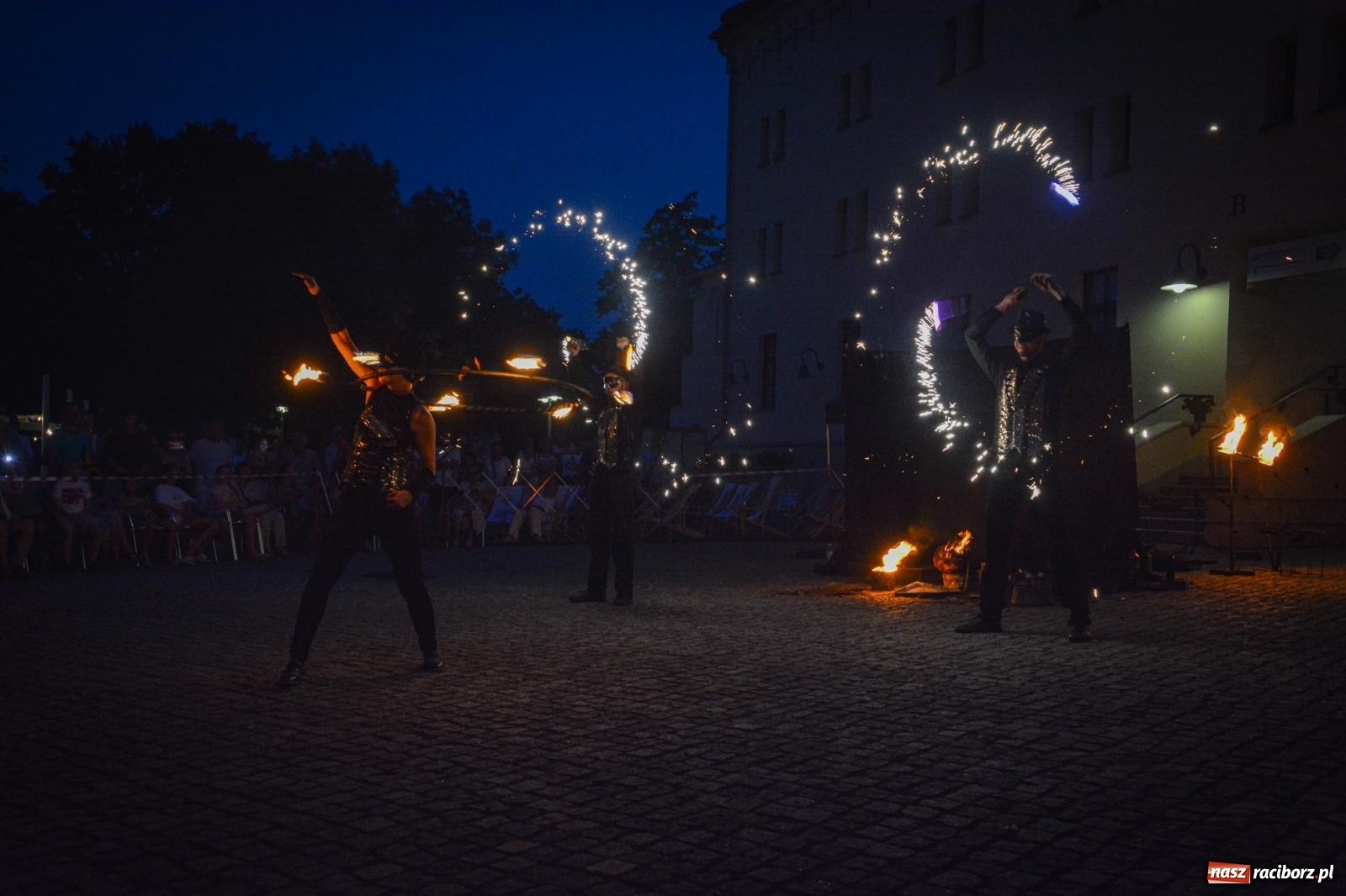 Zdjęcie w galerii na portalu naszraciborz.pl: Przeboje Sopotu i San Remo, ogniowe show, konne przejażdżki i promocja gm. Pietrowice Wielkie – powitanie wakacji na Zamku Piastowskim wiadomości z regionu