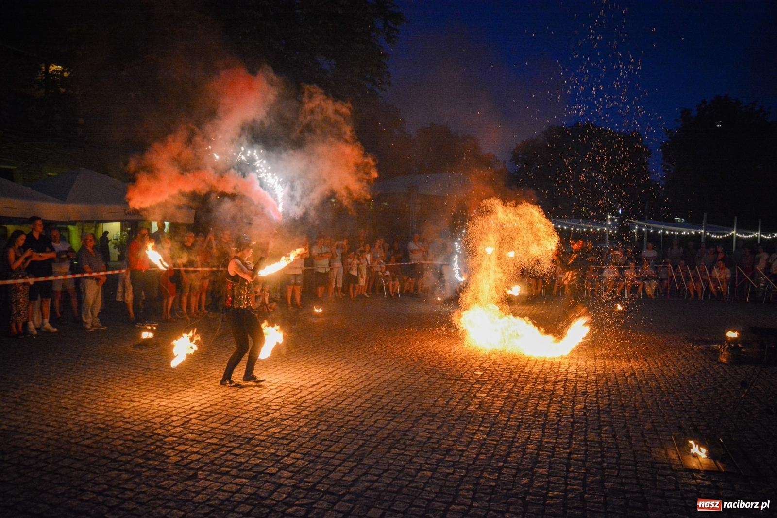 Zdjęcie w galerii na portalu naszraciborz.pl: Przeboje Sopotu i San Remo, ogniowe show, konne przejażdżki i promocja gm. Pietrowice Wielkie – powitanie wakacji na Zamku Piastowskim wiadomości z regionu