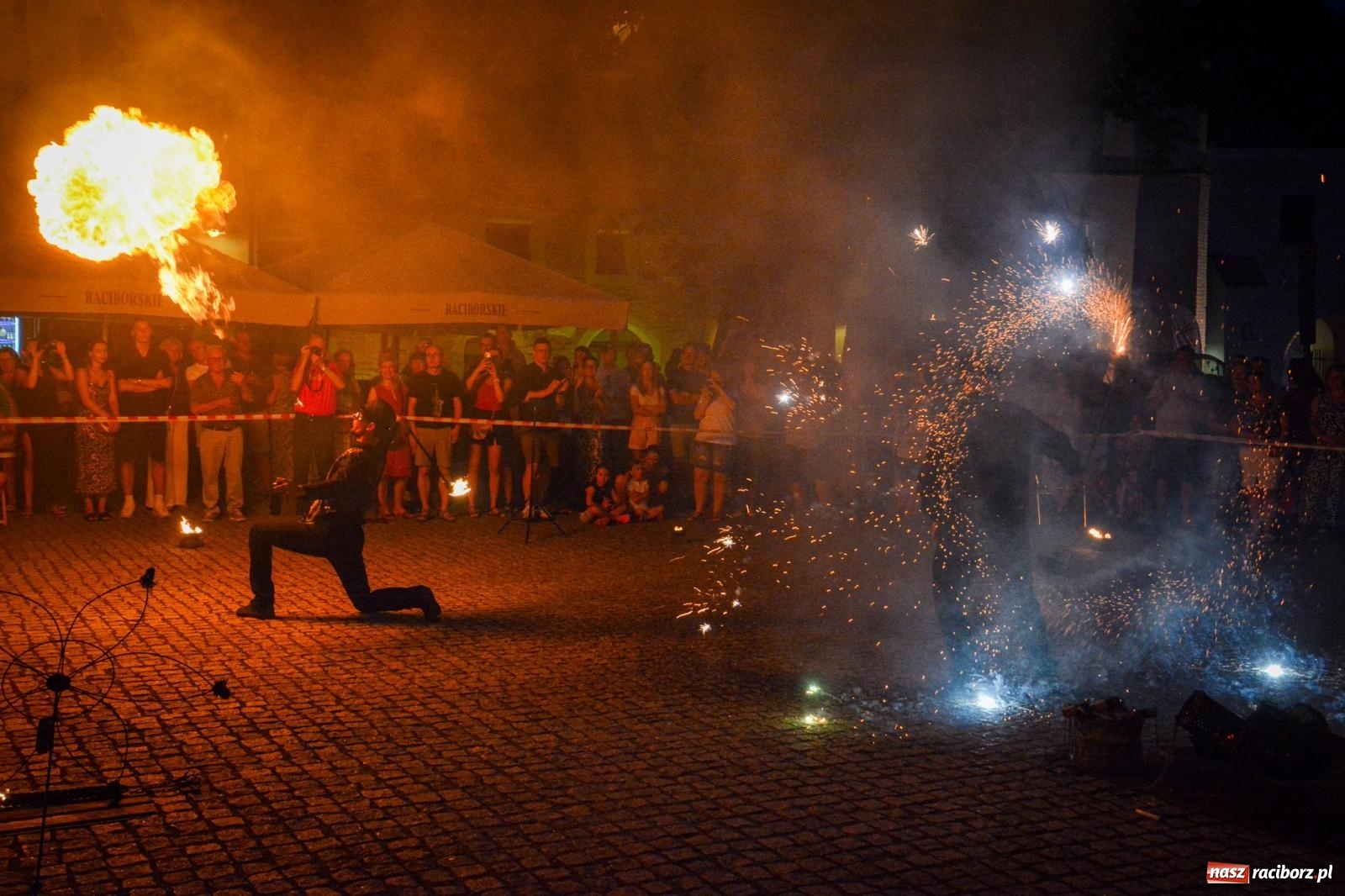 Zdjęcie w galerii na portalu naszraciborz.pl: Przeboje Sopotu i San Remo, ogniowe show, konne przejażdżki i promocja gm. Pietrowice Wielkie – powitanie wakacji na Zamku Piastowskim wiadomości z regionu