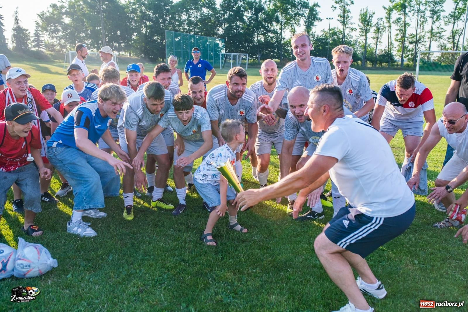 Zdjęcie w galerii na portalu naszraciborz.pl: Tropikalny finał baraży. Krzanowice odwróciły losy meczu i wywalczyły awans [FOTO] wiadomości z regionu