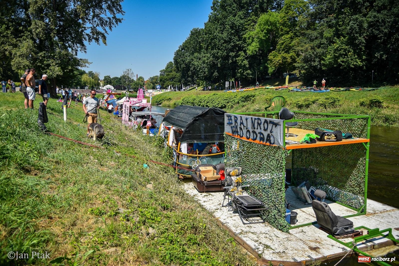 Zdjęcie w galerii na portalu naszraciborz.pl: Pływadła znów na Odrze. Barwna parada ze św. Mikołajem popłynęła z Raciborza do Kędzierzyna-Koźla wiadomości z regionu