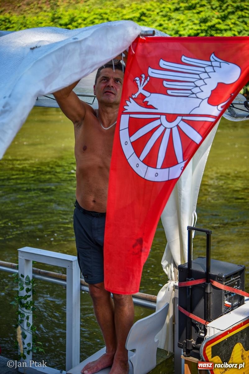 Zdjęcie w galerii na portalu naszraciborz.pl: Pływadła znów na Odrze. Barwna parada ze św. Mikołajem popłynęła z Raciborza do Kędzierzyna-Koźla wiadomości z regionu