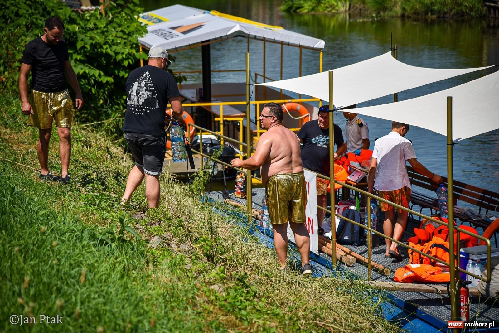 Zdjęcie w galerii na portalu naszraciborz.pl: Pływadła znów na Odrze. Barwna parada ze św. Mikołajem popłynęła z Raciborza do Kędzierzyna-Koźla wiadomości z regionu