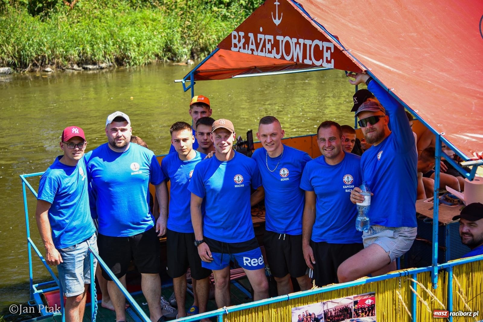 Zdjęcie w galerii na portalu naszraciborz.pl: Pływadła znów na Odrze. Barwna parada ze św. Mikołajem popłynęła z Raciborza do Kędzierzyna-Koźla wiadomości z regionu