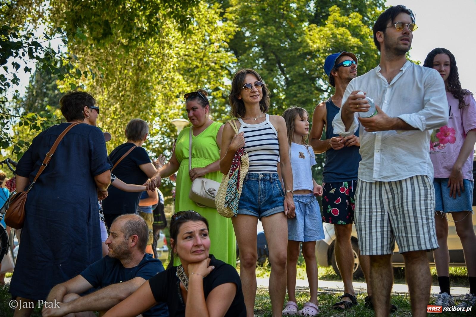 Zdjęcie w galerii na portalu naszraciborz.pl: Pływadła znów na Odrze. Barwna parada ze św. Mikołajem popłynęła z Raciborza do Kędzierzyna-Koźla wiadomości z regionu