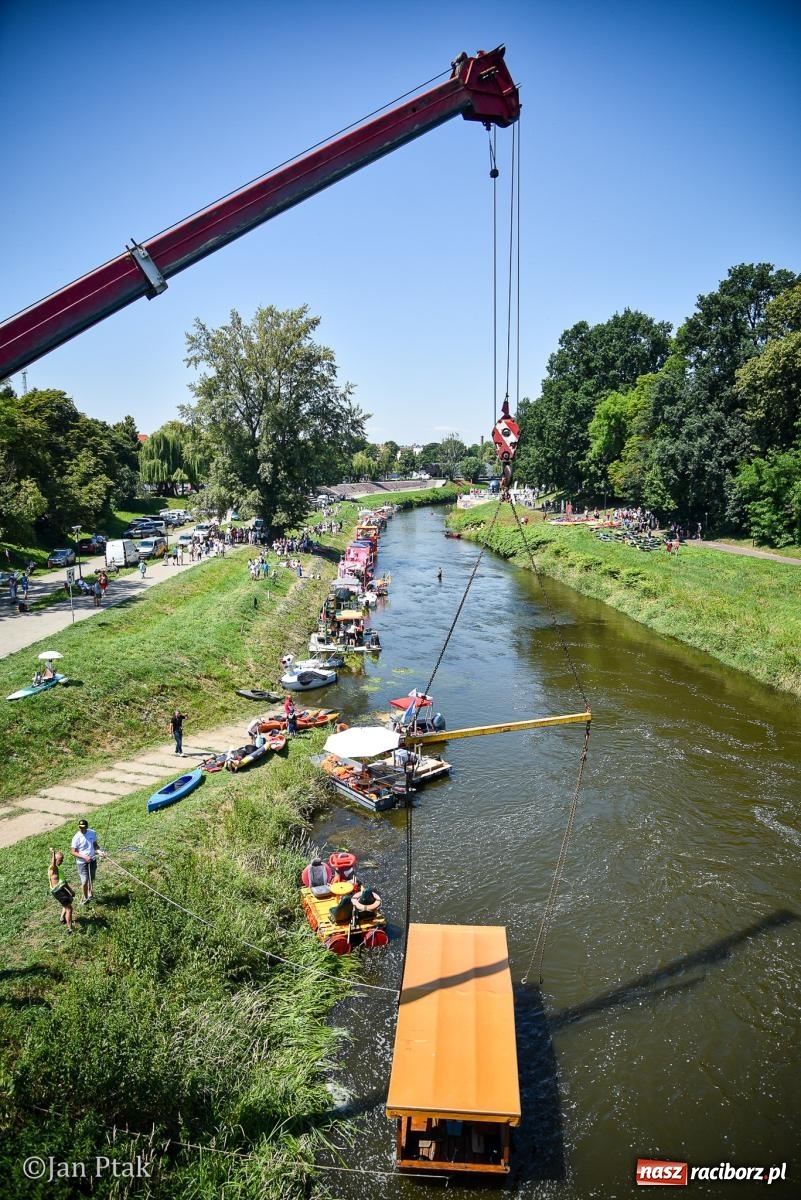 Zdjęcie w galerii na portalu naszraciborz.pl: Pływadła znów na Odrze. Barwna parada ze św. Mikołajem popłynęła z Raciborza do Kędzierzyna-Koźla wiadomości z regionu