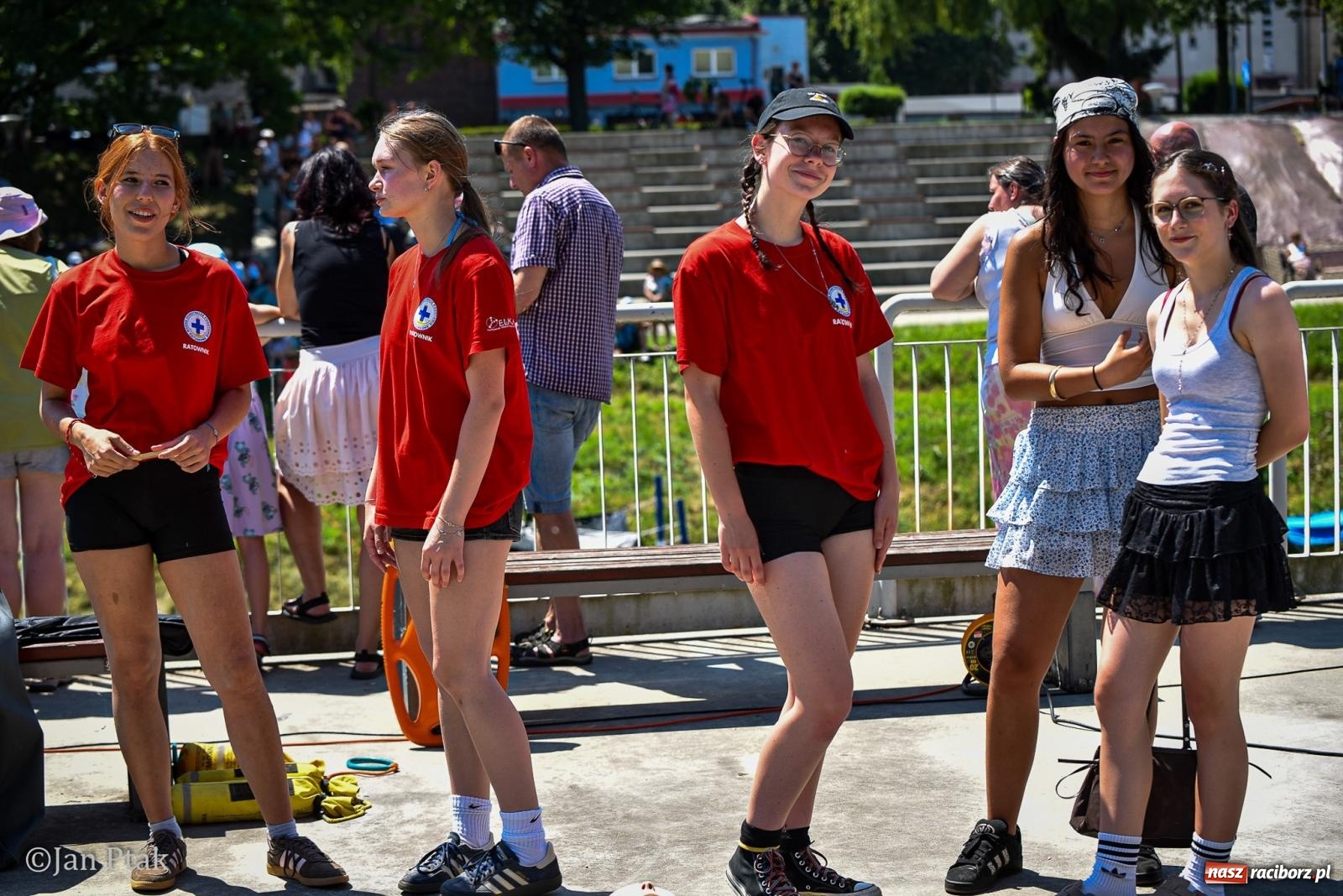 Zdjęcie w galerii na portalu naszraciborz.pl: Pływadła znów na Odrze. Barwna parada ze św. Mikołajem popłynęła z Raciborza do Kędzierzyna-Koźla wiadomości z regionu