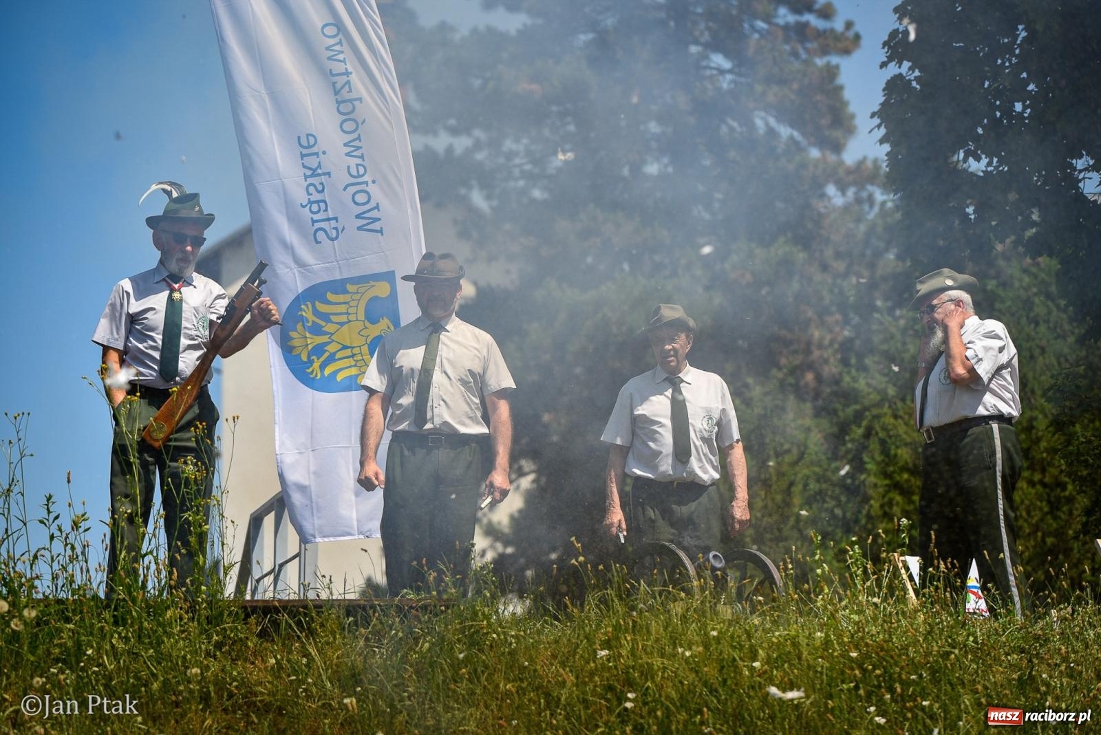 Zdjęcie w galerii na portalu naszraciborz.pl: Pływadła znów na Odrze. Barwna parada ze św. Mikołajem popłynęła z Raciborza do Kędzierzyna-Koźla wiadomości z regionu