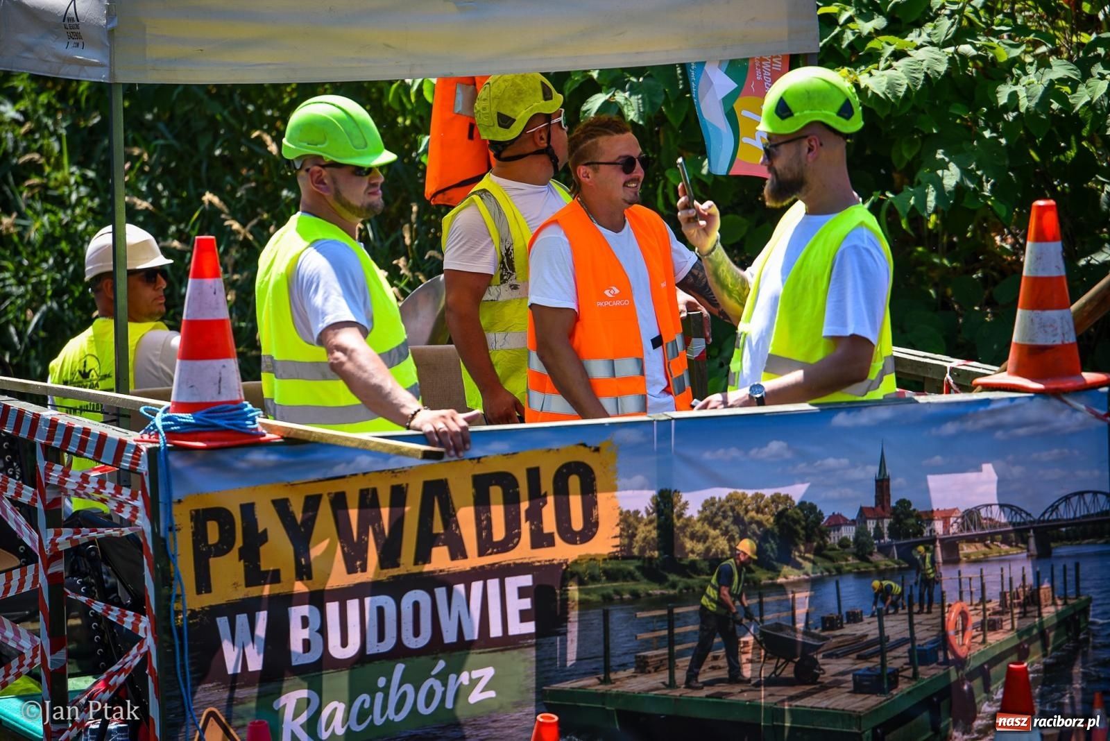 Zdjęcie w galerii na portalu naszraciborz.pl: Pływadła znów na Odrze. Barwna parada ze św. Mikołajem popłynęła z Raciborza do Kędzierzyna-Koźla wiadomości z regionu
