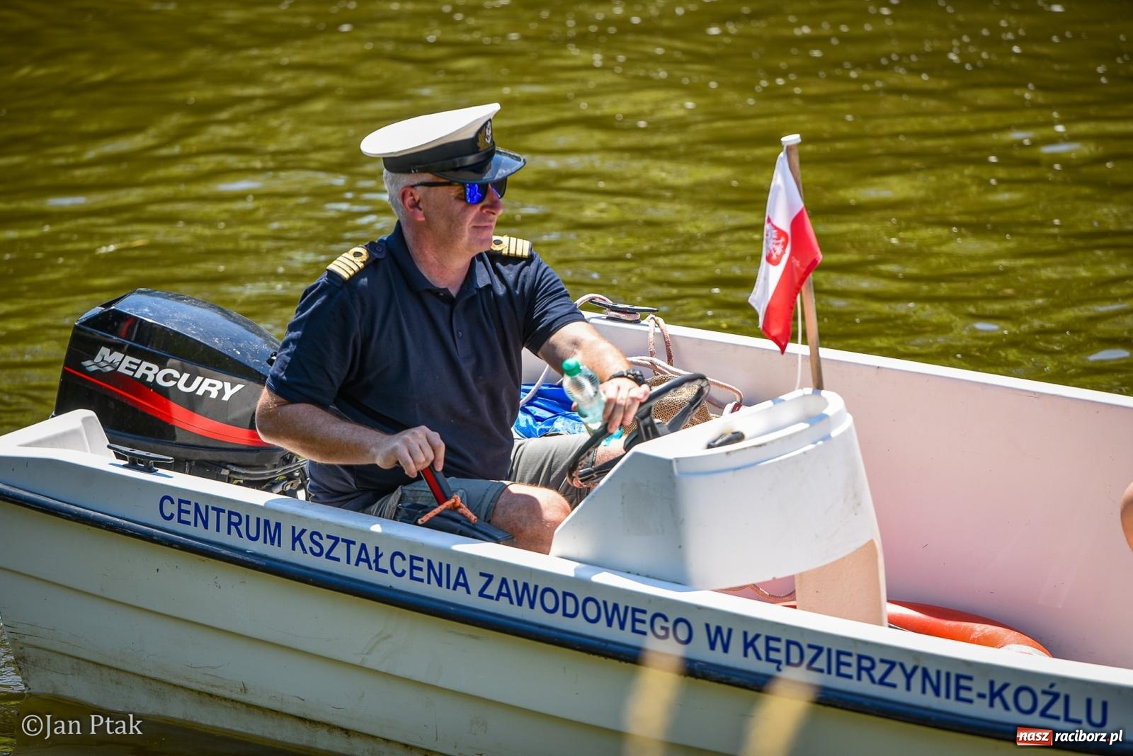 Zdjęcie w galerii na portalu naszraciborz.pl: Pływadła znów na Odrze. Barwna parada ze św. Mikołajem popłynęła z Raciborza do Kędzierzyna-Koźla wiadomości z regionu