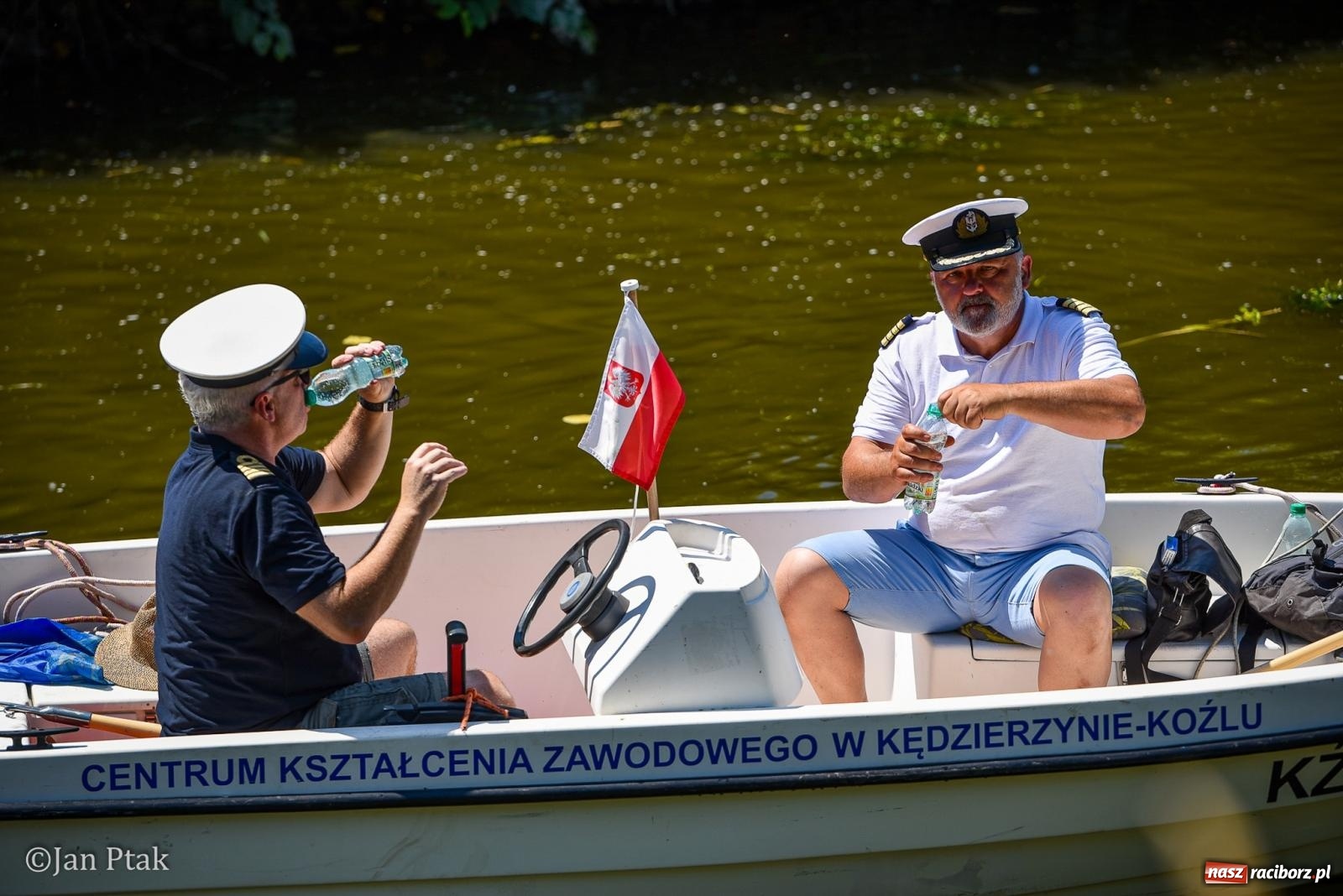 Zdjęcie w galerii na portalu naszraciborz.pl: Pływadła znów na Odrze. Barwna parada ze św. Mikołajem popłynęła z Raciborza do Kędzierzyna-Koźla wiadomości z regionu