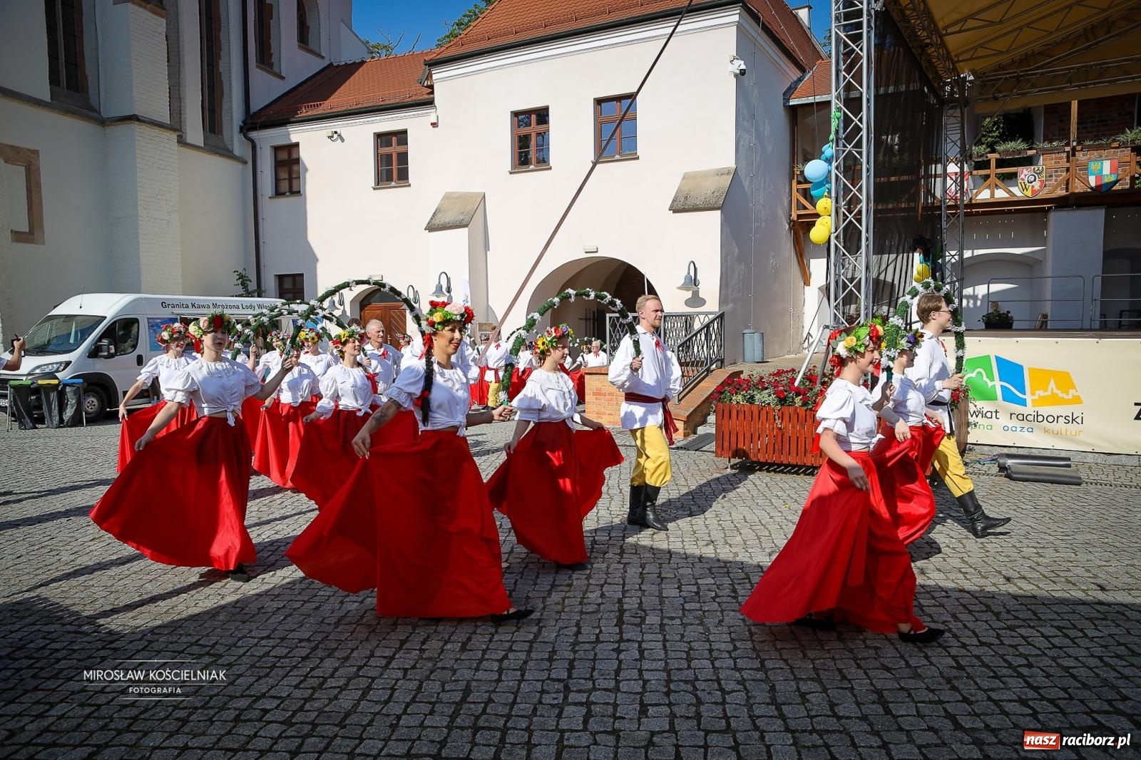 Zdjęcie w galerii na portalu naszraciborz.pl: Muzyczno-folkowe powitanie wakacji na Zamku Piastowskim na bis! wiadomości z regionu