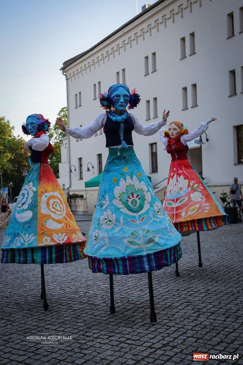 Zdjęcie w galerii na portalu naszraciborz.pl: Muzyczno-folkowe powitanie wakacji na Zamku Piastowskim na bis! wiadomości z regionu