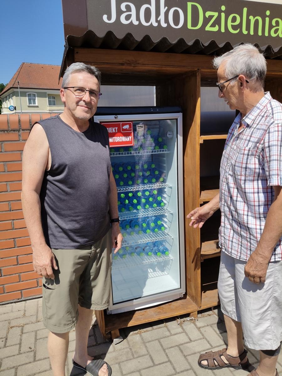 Zdjęcie w galerii na portalu naszraciborz.pl: Schłodzona woda w społecznych lodówkach. Akcja pomocy na czas upałów wiadomości z regionu