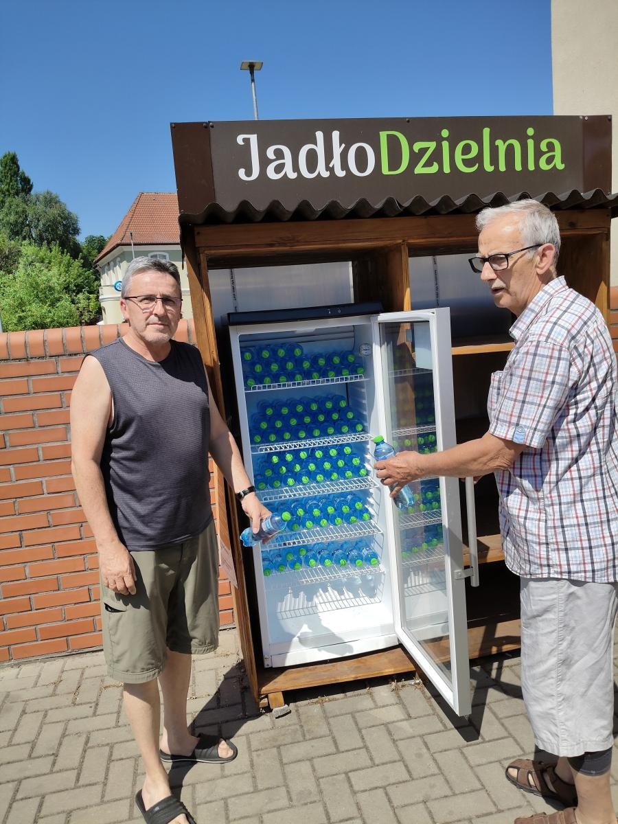 Zdjęcie w galerii na portalu naszraciborz.pl: Schłodzona woda w społecznych lodówkach. Akcja pomocy na czas upałów wiadomości z regionu