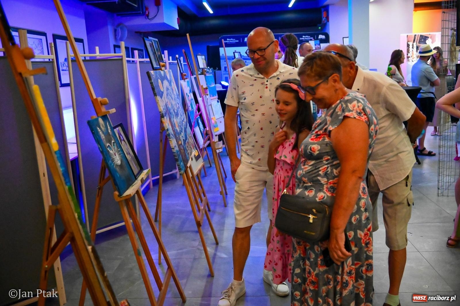 Zdjęcie w galerii na portalu naszraciborz.pl: Warsztatownia Franica na Zamku Piastowskim. Wystawa prac zamieniła słodownię w galerię sztuki wiadomości z regionu