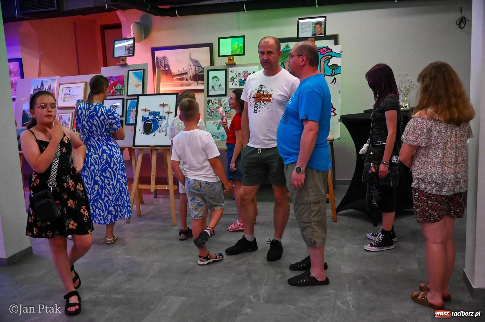 Zdjęcie w galerii na portalu naszraciborz.pl: Warsztatownia Franica na Zamku Piastowskim. Wystawa prac zamieniła słodownię w galerię sztuki wiadomości z regionu