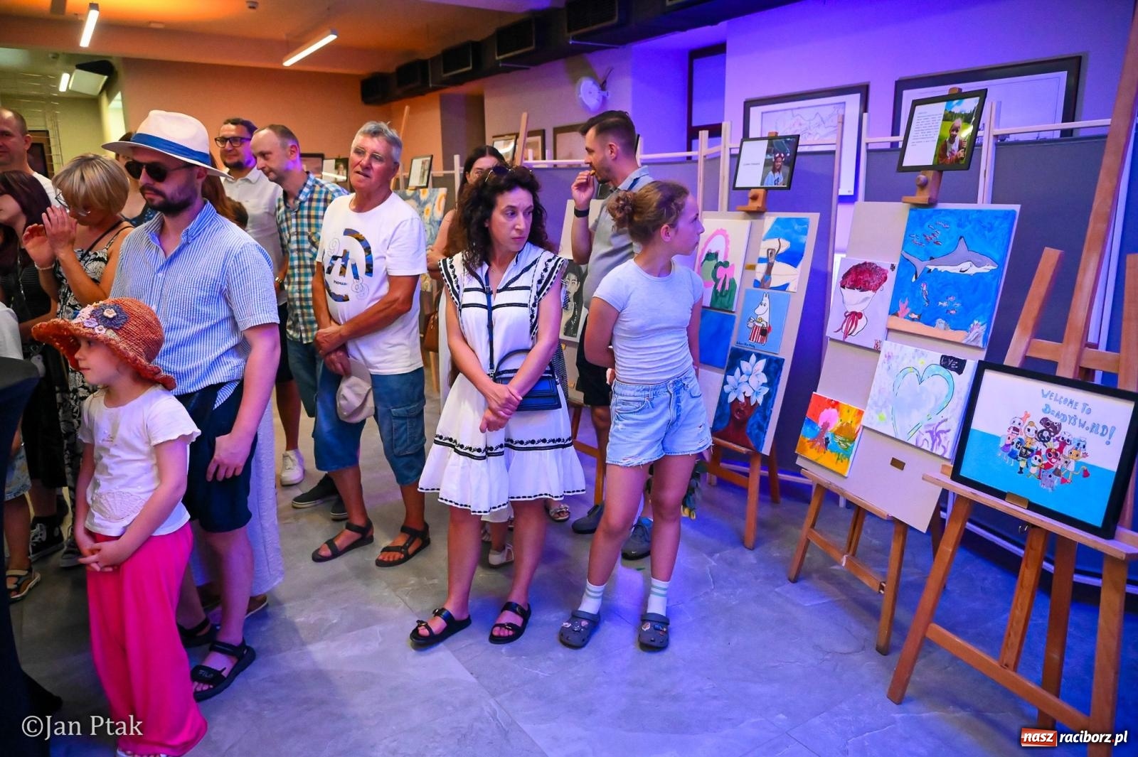 Zdjęcie w galerii na portalu naszraciborz.pl: Warsztatownia Franica na Zamku Piastowskim. Wystawa prac zamieniła słodownię w galerię sztuki wiadomości z regionu