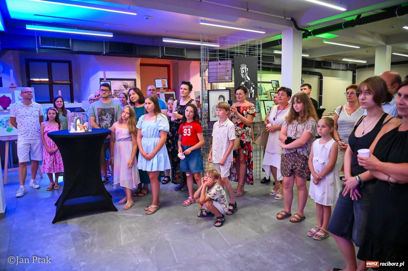 Zdjęcie w galerii na portalu naszraciborz.pl: Warsztatownia Franica na Zamku Piastowskim. Wystawa prac zamieniła słodownię w galerię sztuki wiadomości z regionu