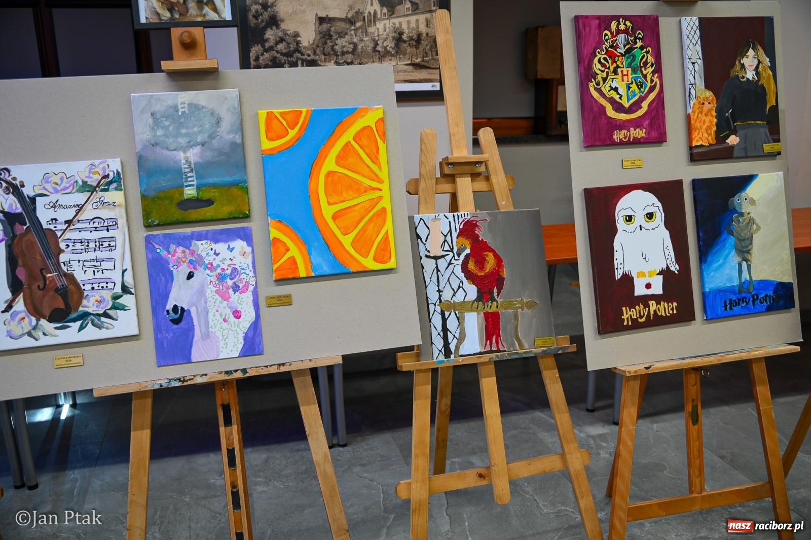 Zdjęcie w galerii na portalu naszraciborz.pl: Warsztatownia Franica na Zamku Piastowskim. Wystawa prac zamieniła słodownię w galerię sztuki wiadomości z regionu
