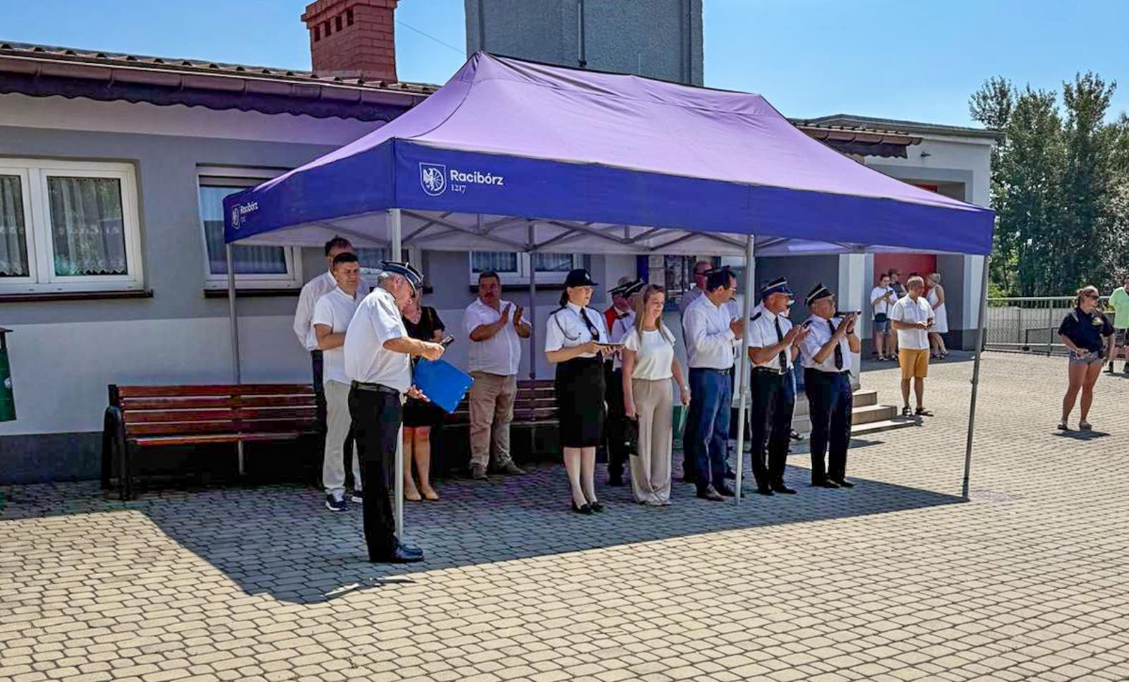 Zdjęcie w galerii na portalu naszraciborz.pl: Uroczyste przekazanie nowego sprzętu w OSP Racibórz-Brzezie wiadomości z regionu