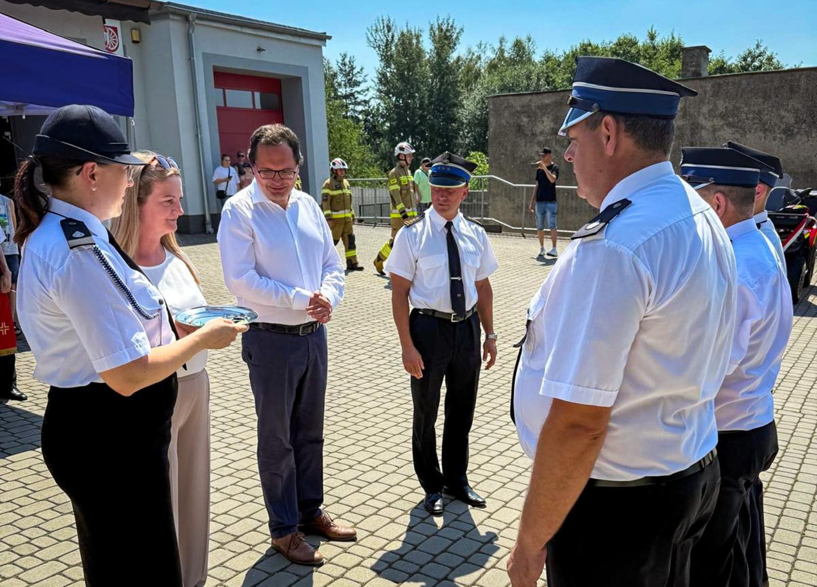 Zdjęcie w galerii na portalu naszraciborz.pl: Uroczyste przekazanie nowego sprzętu w OSP Racibórz-Brzezie wiadomości z regionu