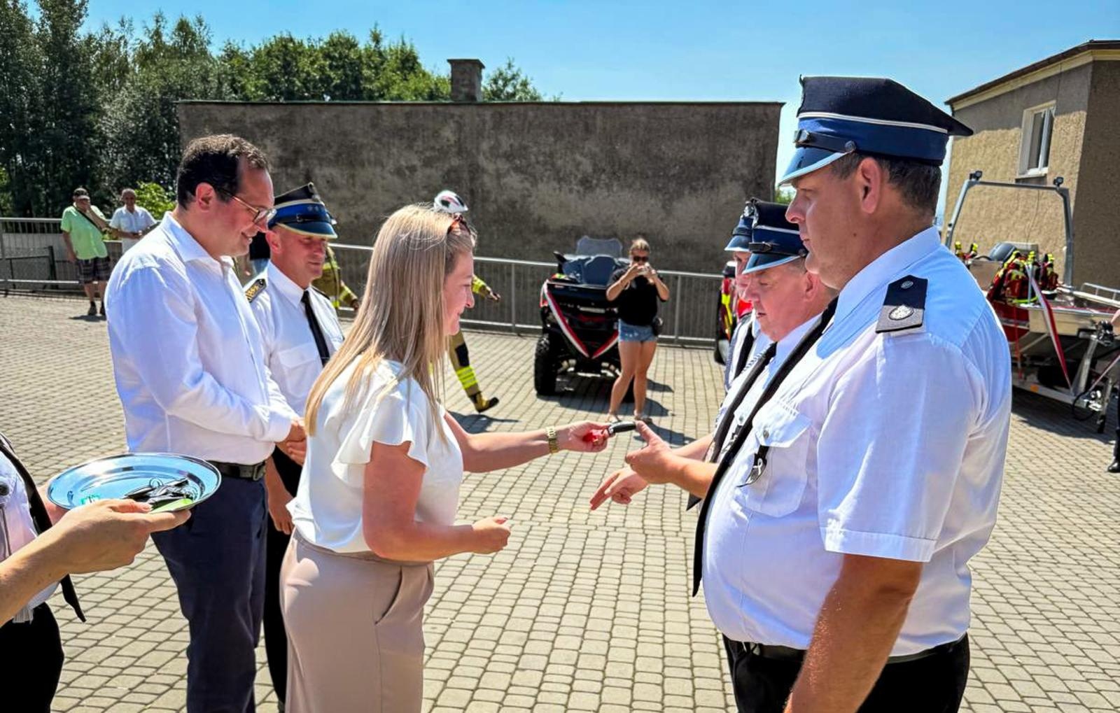 Zdjęcie w galerii na portalu naszraciborz.pl: Uroczyste przekazanie nowego sprzętu w OSP Racibórz-Brzezie wiadomości z regionu