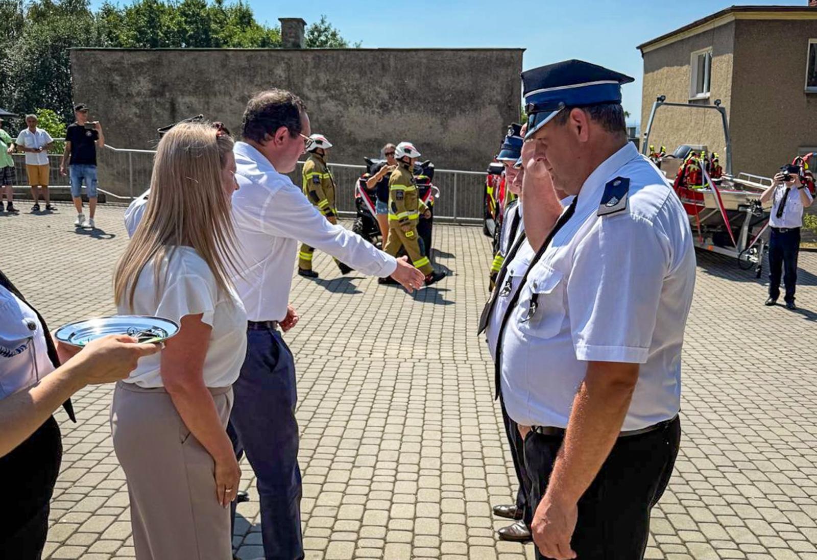 Zdjęcie w galerii na portalu naszraciborz.pl: Uroczyste przekazanie nowego sprzętu w OSP Racibórz-Brzezie wiadomości z regionu