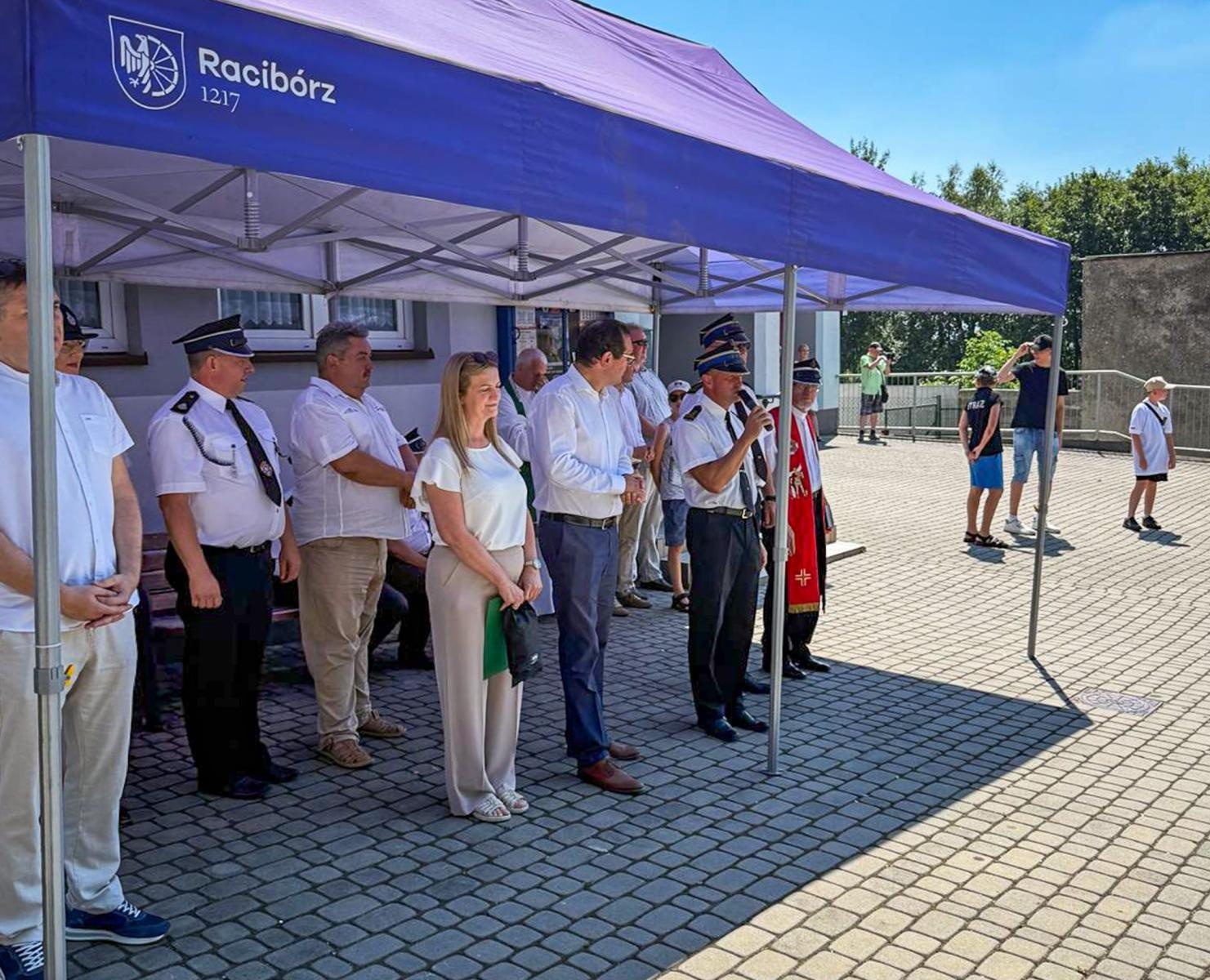 Zdjęcie w galerii na portalu naszraciborz.pl: Uroczyste przekazanie nowego sprzętu w OSP Racibórz-Brzezie wiadomości z regionu