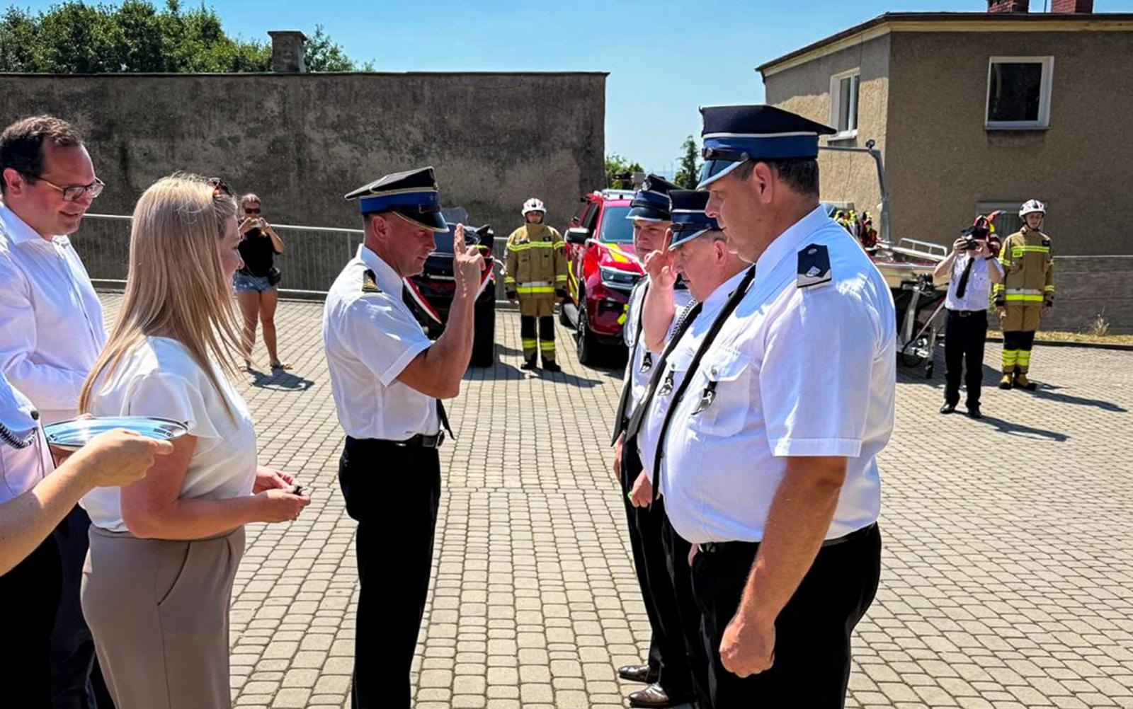 Zdjęcie w galerii na portalu naszraciborz.pl: Uroczyste przekazanie nowego sprzętu w OSP Racibórz-Brzezie wiadomości z regionu