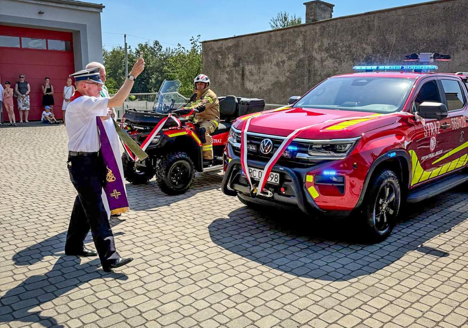 Zdjęcie w galerii na portalu naszraciborz.pl: Uroczyste przekazanie nowego sprzętu w OSP Racibórz-Brzezie wiadomości z regionu