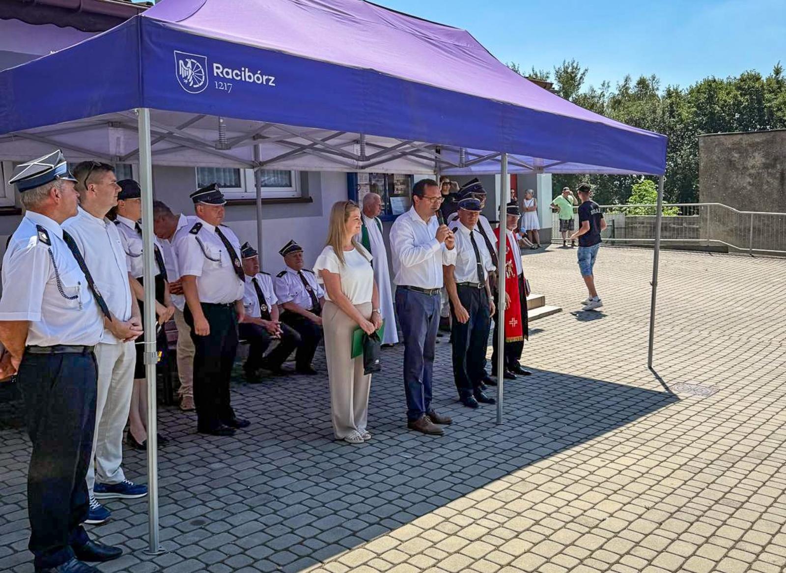 Zdjęcie w galerii na portalu naszraciborz.pl: Uroczyste przekazanie nowego sprzętu w OSP Racibórz-Brzezie wiadomości z regionu