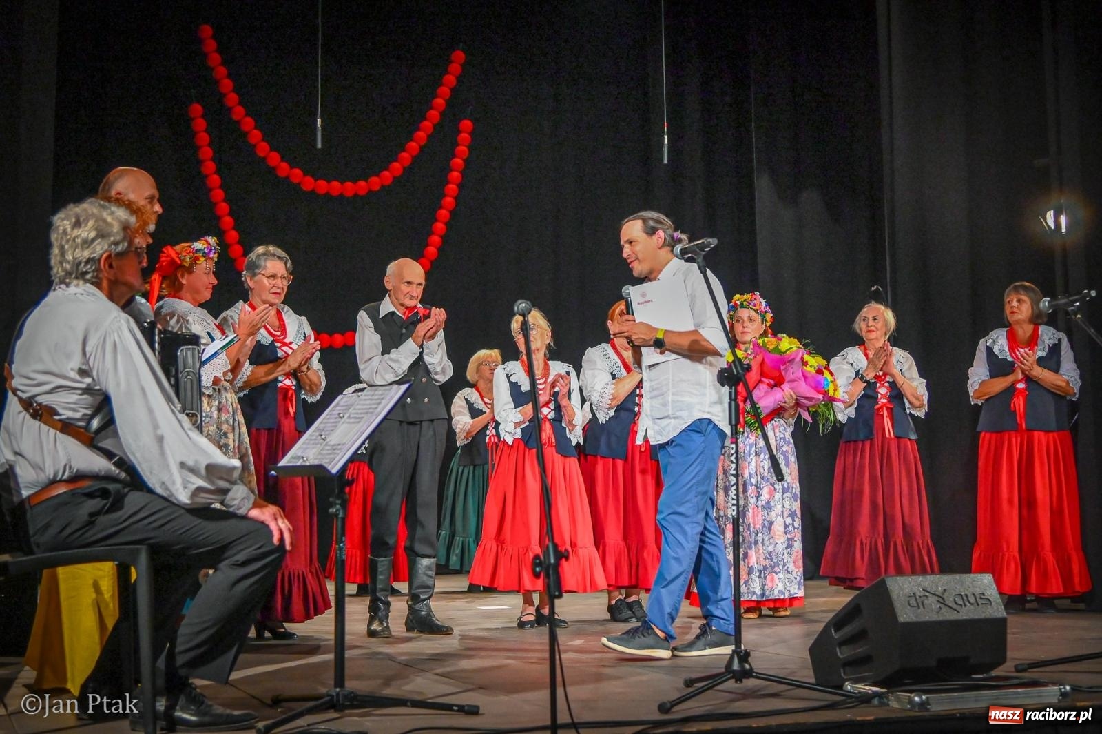 Zdjęcie w galerii na portalu naszraciborz.pl: 20 lat Strzechy Seniorów. Jubileuszowy koncert przeniesiony pod dach wiadomości z regionu