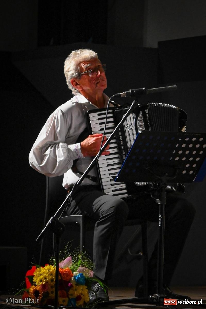 Zdjęcie w galerii na portalu naszraciborz.pl: 20 lat Strzechy Seniorów. Jubileuszowy koncert przeniesiony pod dach wiadomości z regionu