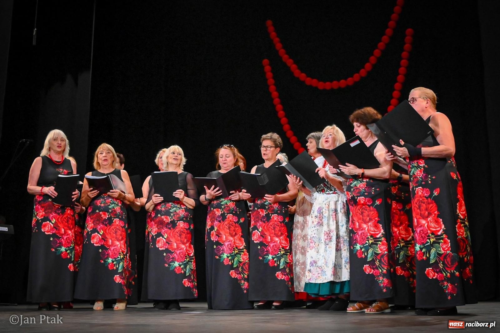 Zdjęcie w galerii na portalu naszraciborz.pl: 20 lat Strzechy Seniorów. Jubileuszowy koncert przeniesiony pod dach wiadomości z regionu
