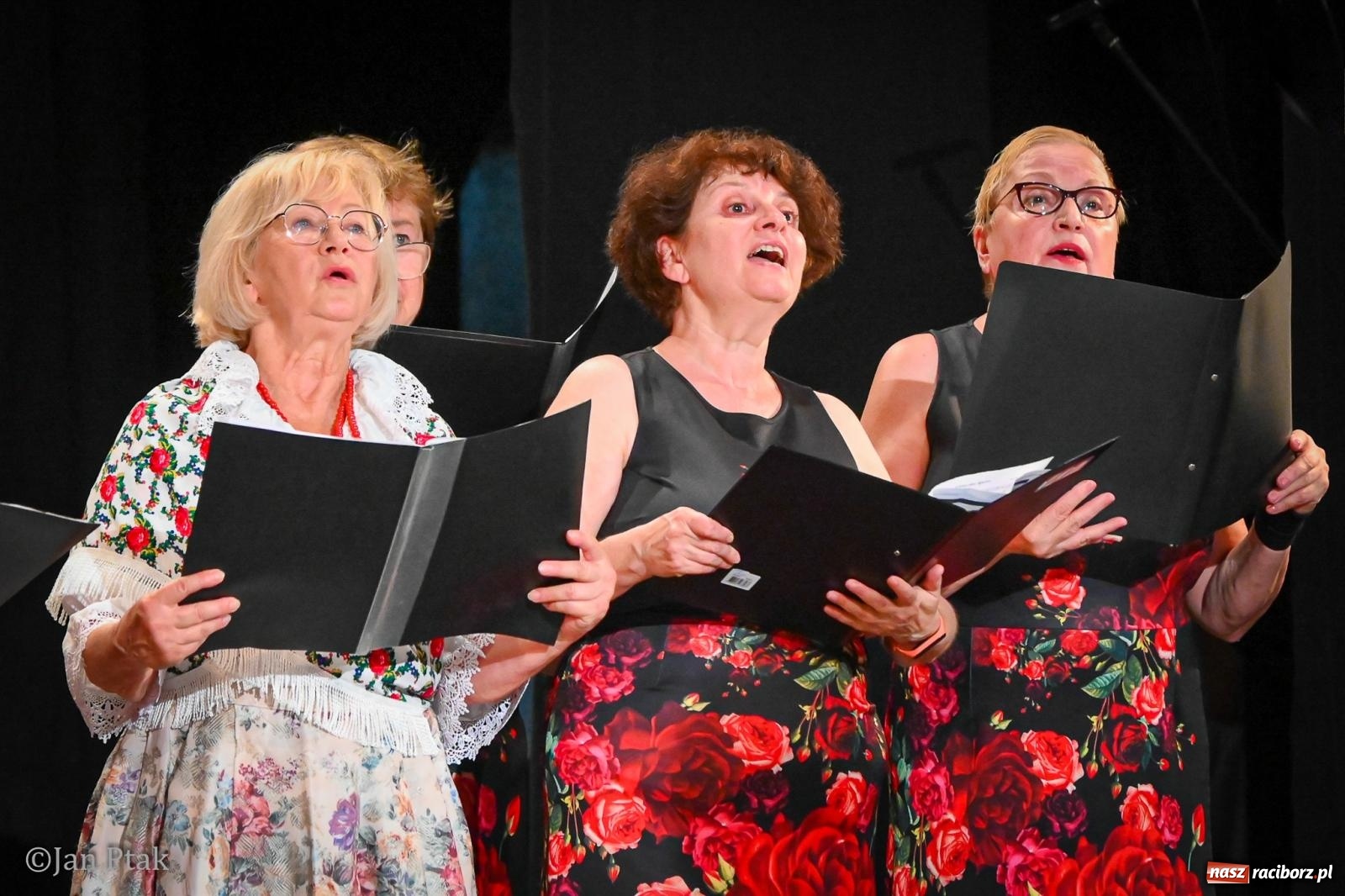 Zdjęcie w galerii na portalu naszraciborz.pl: 20 lat Strzechy Seniorów. Jubileuszowy koncert przeniesiony pod dach wiadomości z regionu