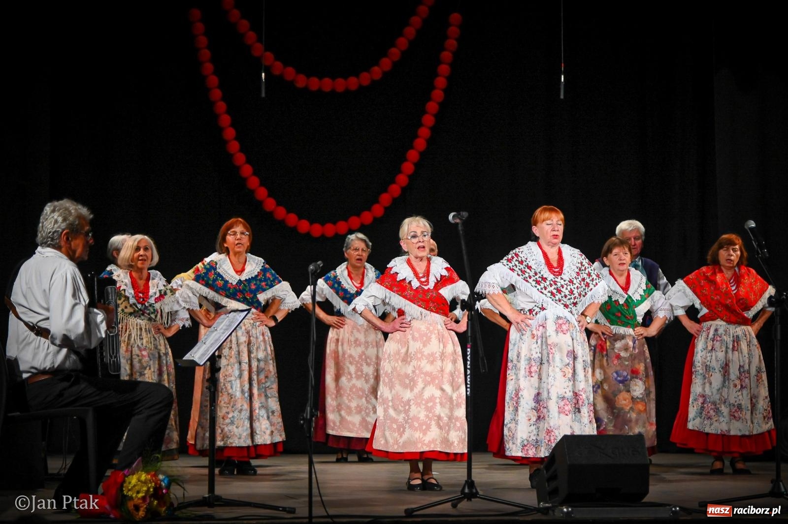 Zdjęcie w galerii na portalu naszraciborz.pl: 20 lat Strzechy Seniorów. Jubileuszowy koncert przeniesiony pod dach wiadomości z regionu