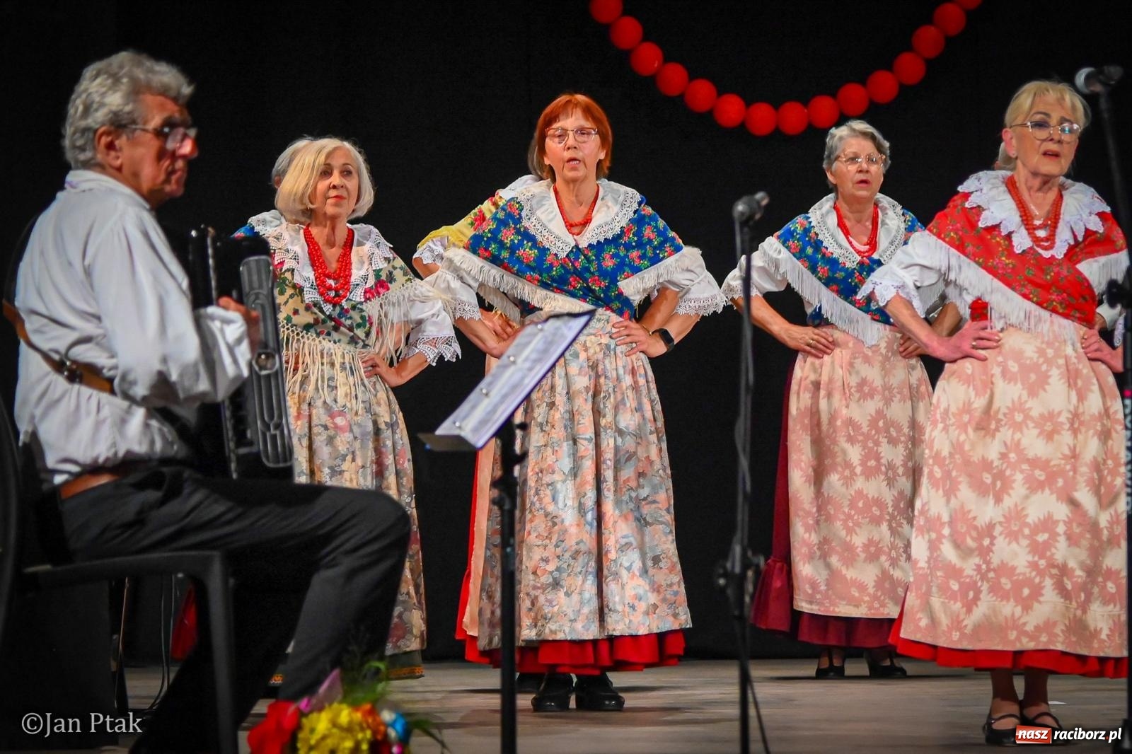 Zdjęcie w galerii na portalu naszraciborz.pl: 20 lat Strzechy Seniorów. Jubileuszowy koncert przeniesiony pod dach wiadomości z regionu