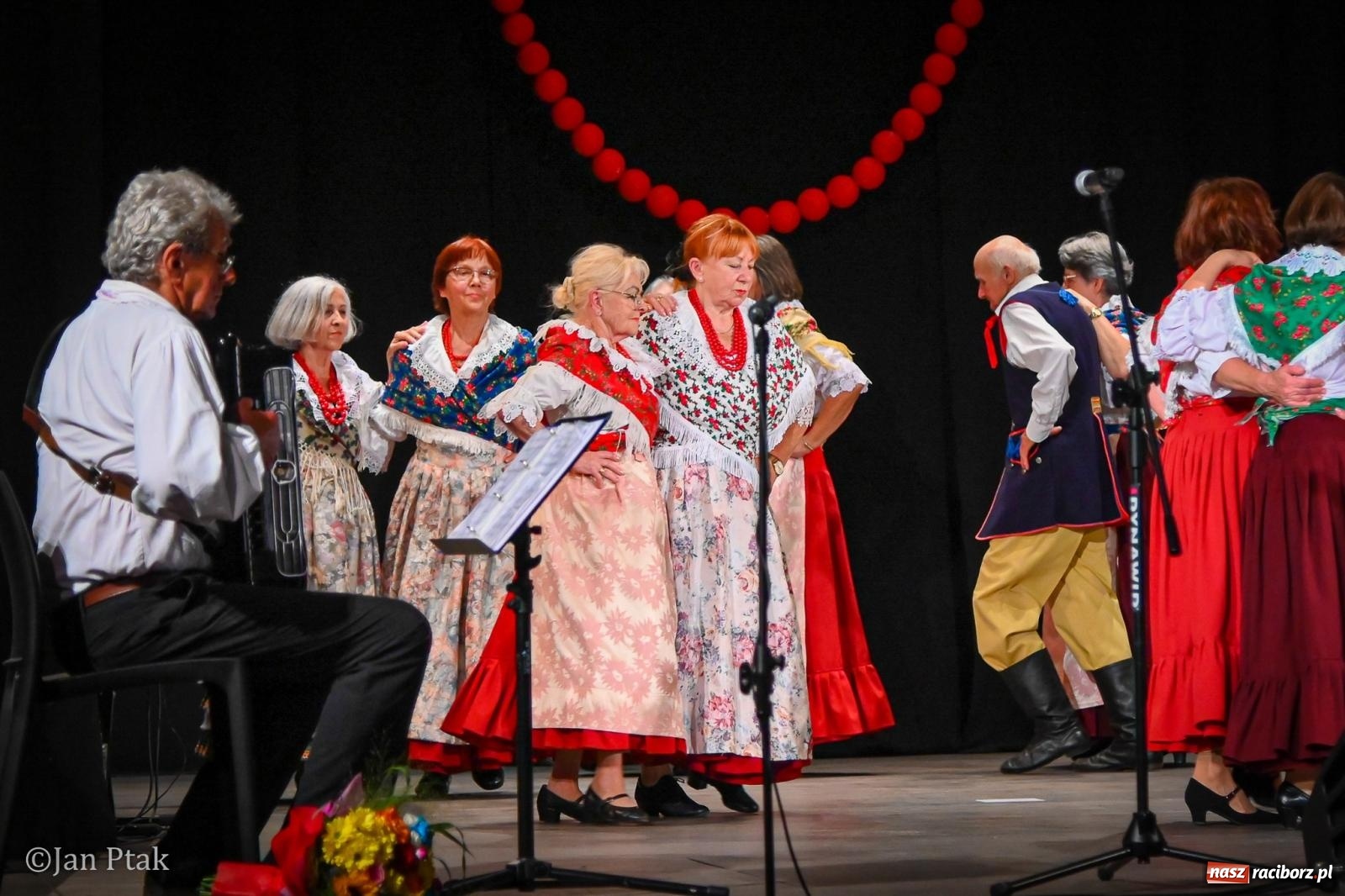Zdjęcie w galerii na portalu naszraciborz.pl: 20 lat Strzechy Seniorów. Jubileuszowy koncert przeniesiony pod dach wiadomości z regionu