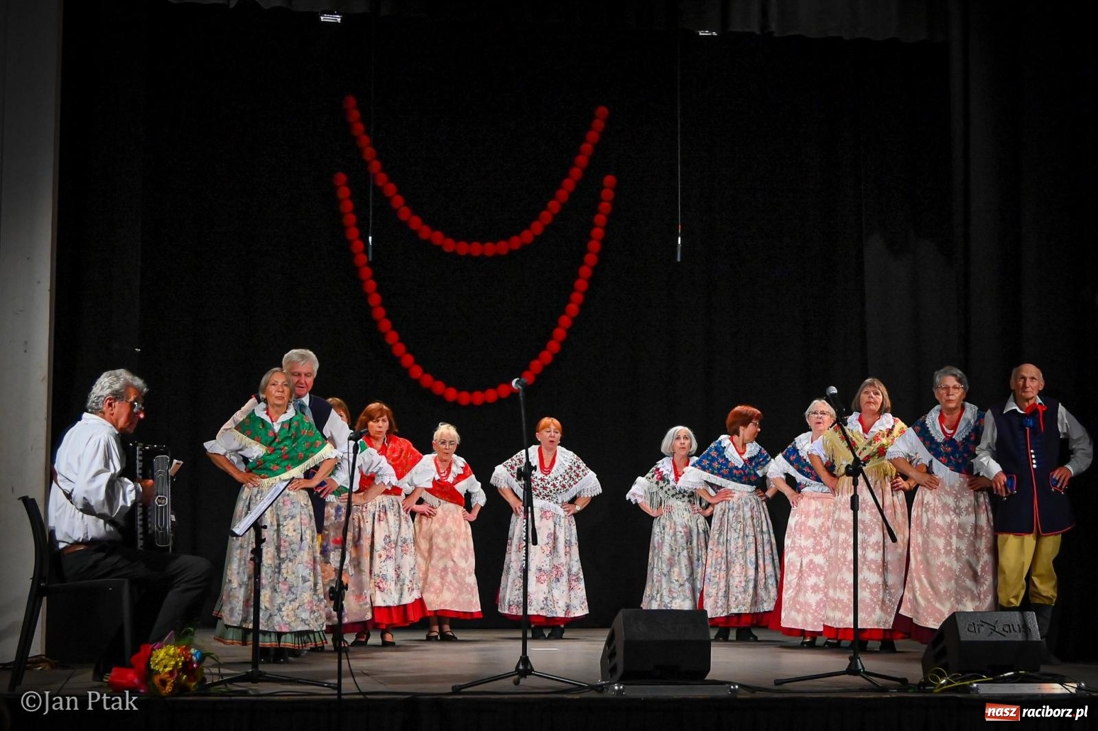 Zdjęcie w galerii na portalu naszraciborz.pl: 20 lat Strzechy Seniorów. Jubileuszowy koncert przeniesiony pod dach wiadomości z regionu