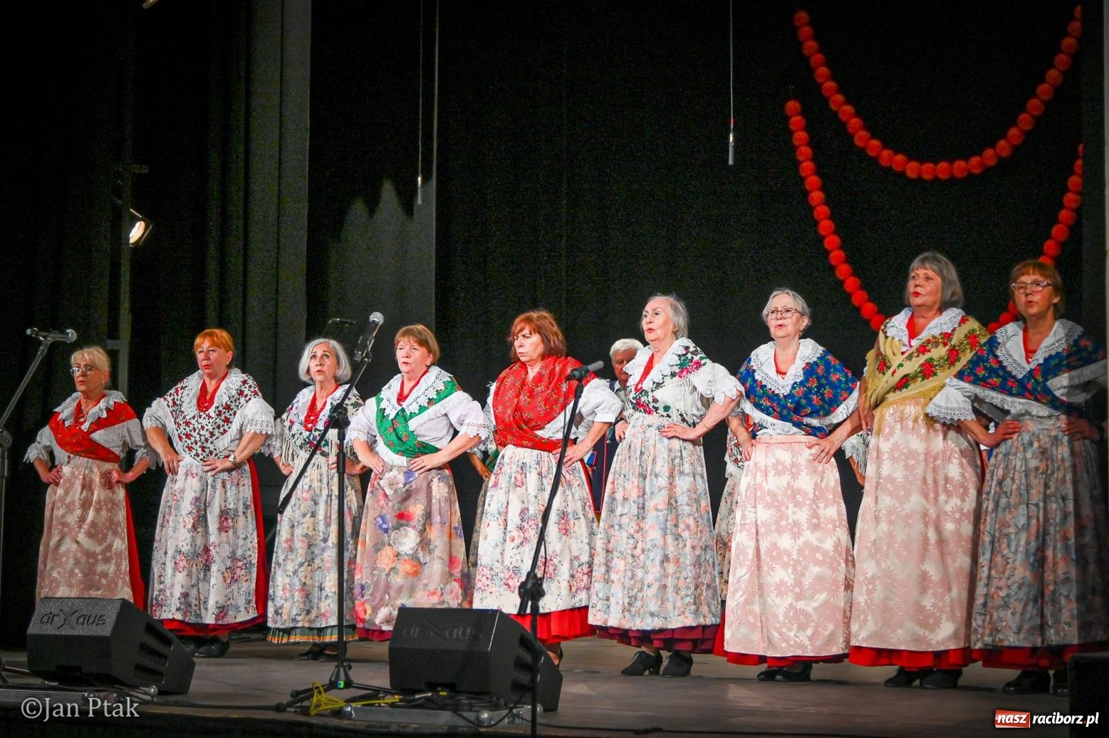 Zdjęcie w galerii na portalu naszraciborz.pl: 20 lat Strzechy Seniorów. Jubileuszowy koncert przeniesiony pod dach wiadomości z regionu