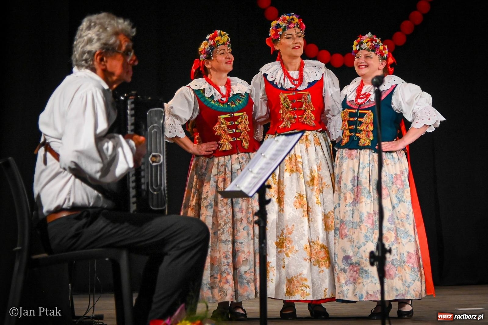 Zdjęcie w galerii na portalu naszraciborz.pl: 20 lat Strzechy Seniorów. Jubileuszowy koncert przeniesiony pod dach wiadomości z regionu