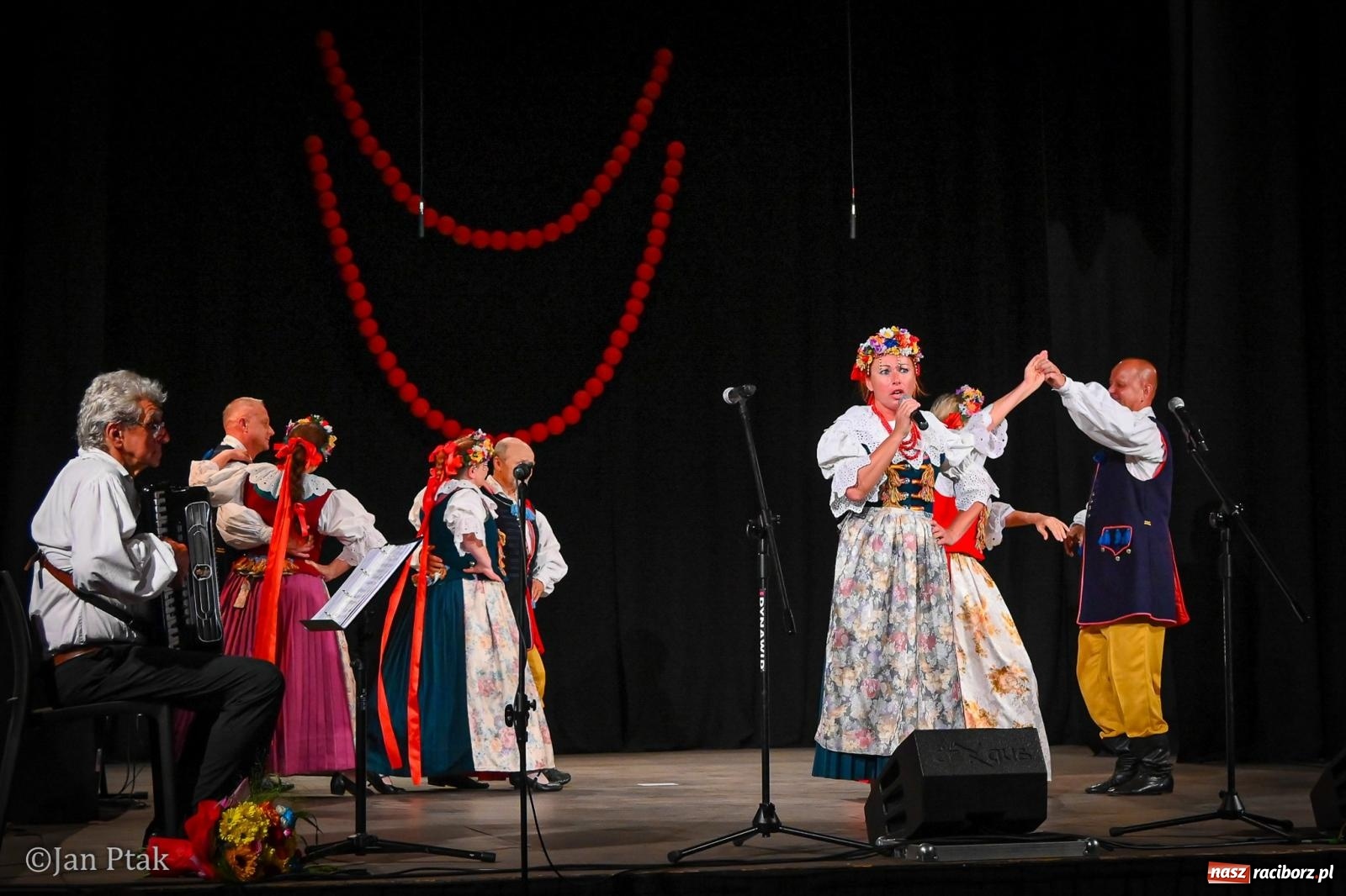 Zdjęcie w galerii na portalu naszraciborz.pl: 20 lat Strzechy Seniorów. Jubileuszowy koncert przeniesiony pod dach wiadomości z regionu