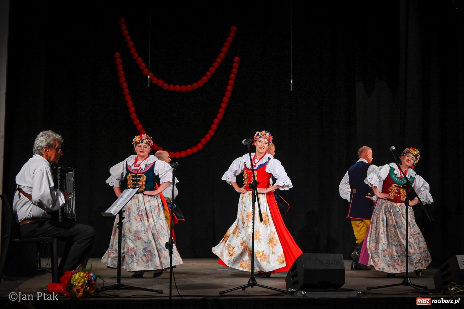 Zdjęcie w galerii na portalu naszraciborz.pl: 20 lat Strzechy Seniorów. Jubileuszowy koncert przeniesiony pod dach wiadomości z regionu