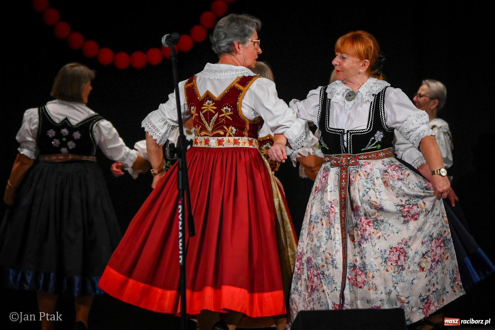 Zdjęcie w galerii na portalu naszraciborz.pl: 20 lat Strzechy Seniorów. Jubileuszowy koncert przeniesiony pod dach wiadomości z regionu