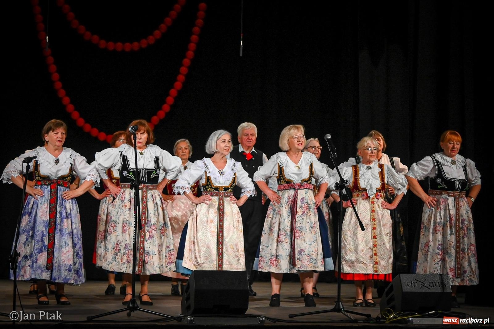 Zdjęcie w galerii na portalu naszraciborz.pl: 20 lat Strzechy Seniorów. Jubileuszowy koncert przeniesiony pod dach wiadomości z regionu