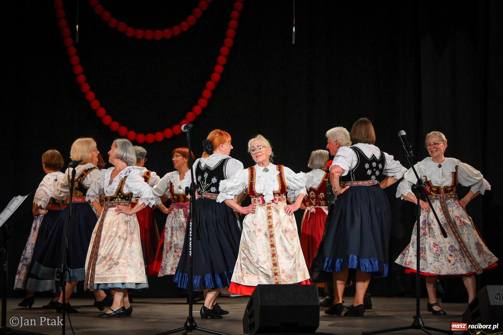 Zdjęcie w galerii na portalu naszraciborz.pl: 20 lat Strzechy Seniorów. Jubileuszowy koncert przeniesiony pod dach wiadomości z regionu