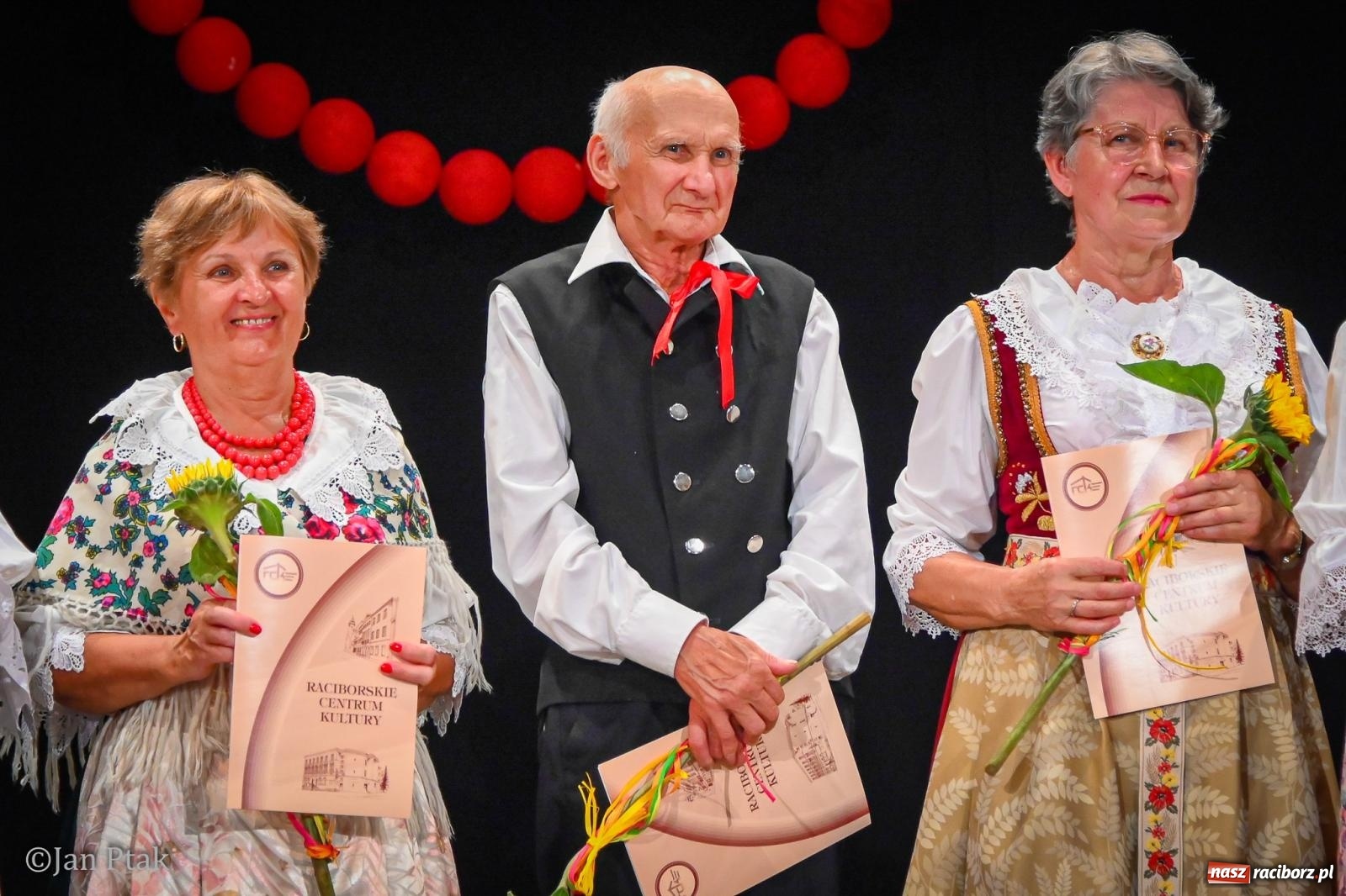 Zdjęcie w galerii na portalu naszraciborz.pl: 20 lat Strzechy Seniorów. Jubileuszowy koncert przeniesiony pod dach wiadomości z regionu