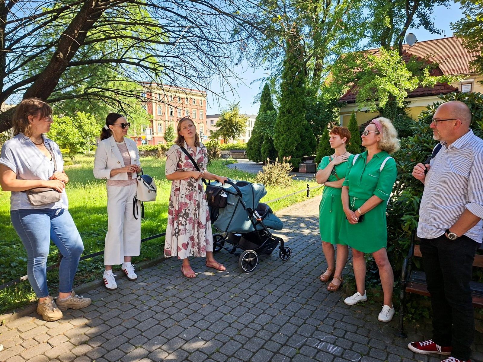 Zdjęcie w galerii na portalu naszraciborz.pl: Spacer rewitalizacyjny ulicą Londzina w Raciborzu. Historia i przyszłość miejskiej przestrzeni wiadomości z regionu