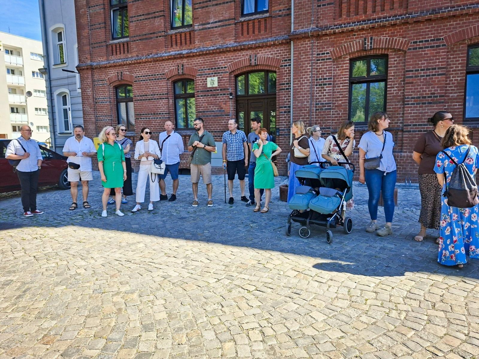 Zdjęcie w galerii na portalu naszraciborz.pl: Spacer rewitalizacyjny ulicą Londzina w Raciborzu. Historia i przyszłość miejskiej przestrzeni wiadomości z regionu